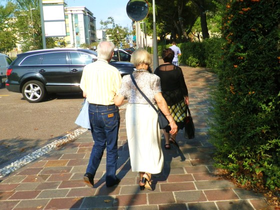 I wish to be like this endearing couple when it's my hair's turn to become silver too.